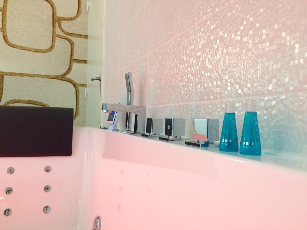 Annex Cottage in the garden with Hot Tub,664892454:JPEG